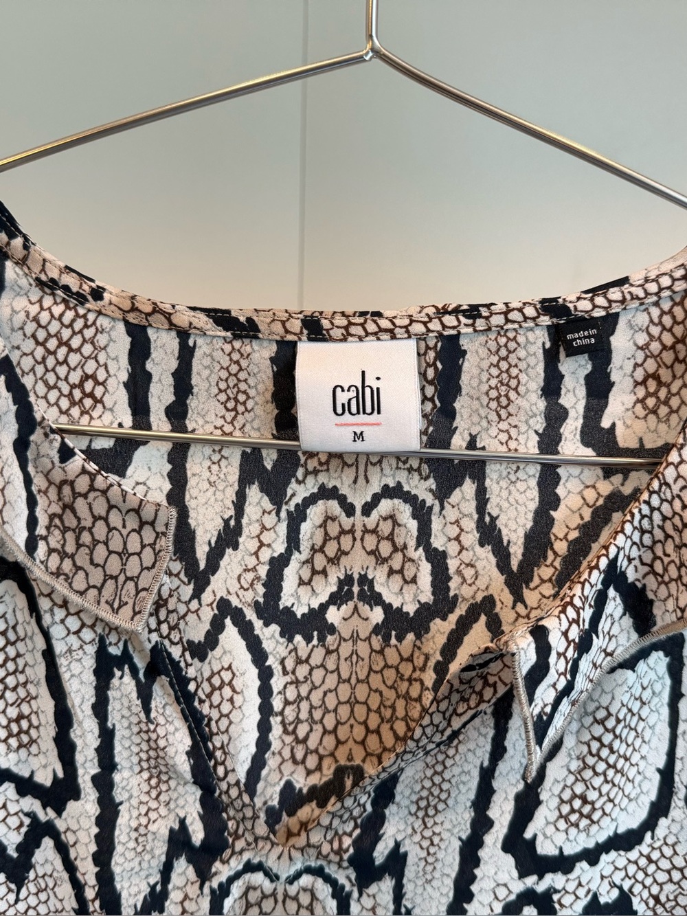 Cabi Snakeskin Print Careerwear Blouse Medium Ruffle Collar V Neck Long Sleeve - Picture 4 of 13